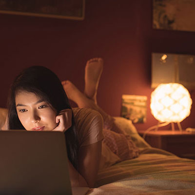 撕掉電(diàn)腦(nǎo)臉 光(guāng)感雪(xuě)肌Bling起來(lái)